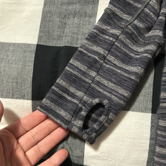 Barley worn lululemon zip up size 4 only selling because it’s to small for me - Picture 4 of 5